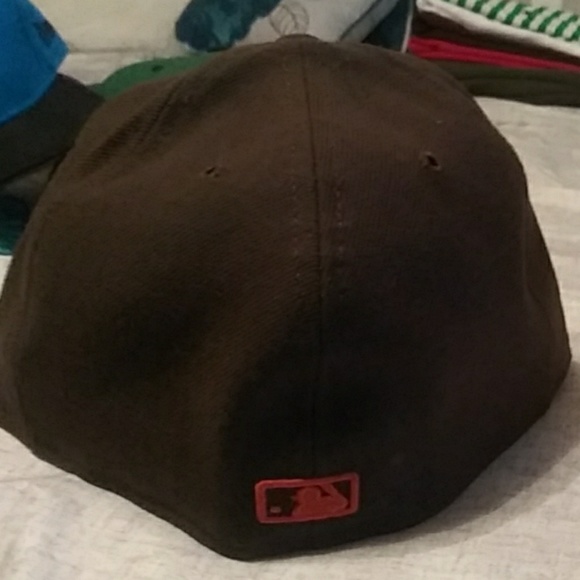 Fitted hat - Picture 2 of 3